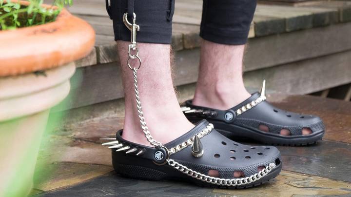 您现在可以用尖刺和链条购买“Goth Crocs”