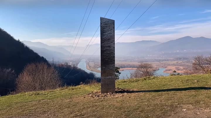 与犹他州相似的神秘巨石出现在罗马尼亚山坡上