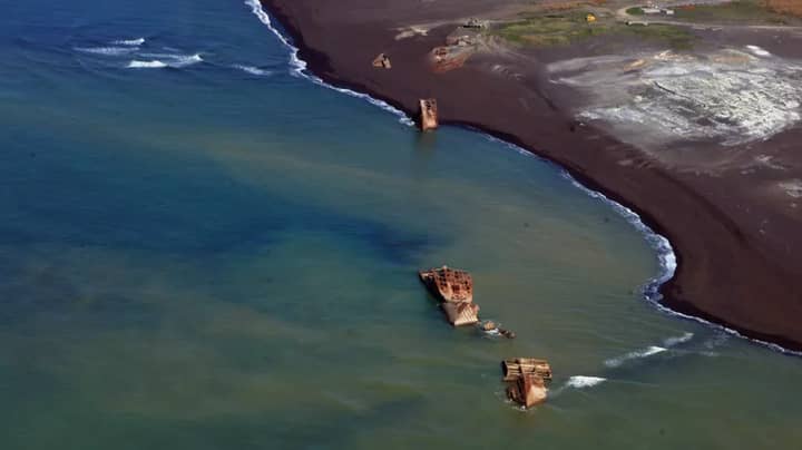 火山活动后，第二次世界大战的“幽灵船”从海上床上出现