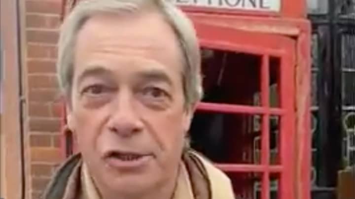 叙利亚难民巨魔奈杰尔·法拉奇（Nigel Farage）随着客串要求祝贺寻求庇护者