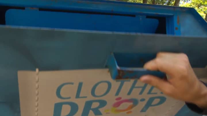 女人被困在慈善服装捐赠垃圾箱后死亡