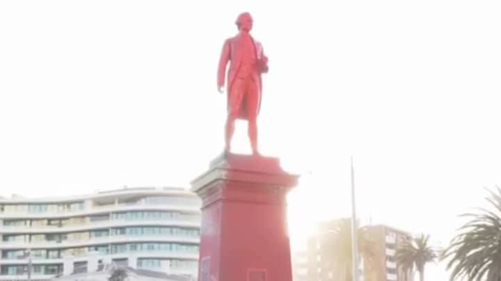 激进分子破坏了库克上尉的雕像，以开始“入侵日”抗议活动