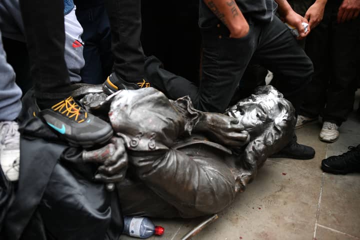 抗议者拉下布里斯托尔的奴隶交易者爱德华·科尔斯顿的雕像