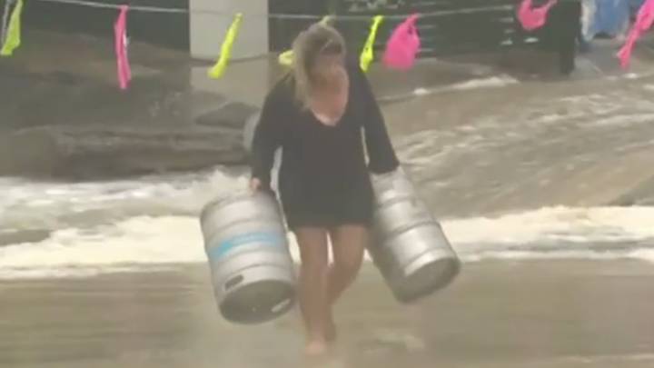 昆士兰妇女跳进海洋，在戏剧性的洪水中抢救啤酒桶