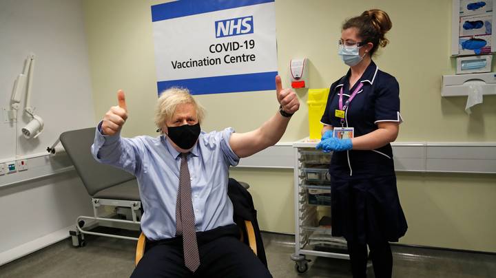 鲍里斯·约翰逊（Boris Johnson）收到了他的第一个剂量的阿斯利康互联19疫苗“width=