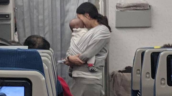 妈妈和婴儿一起飞行为200名乘客提供糖果袋