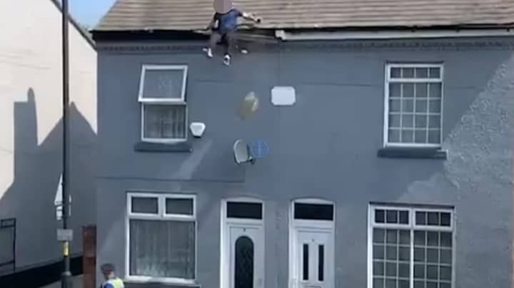 令人震惊的时刻人滑出屋顶“试图逃避警察”
