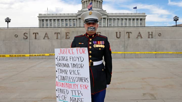 美国退伍军人在犹他州国会大厦外举行的单人抗议活动“width=