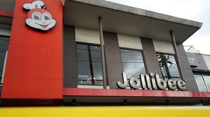 Jollibee吉祥物在购物中心幸存下来“width=