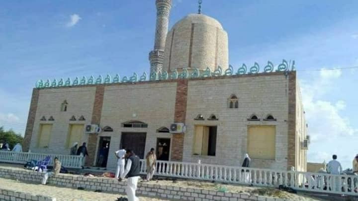 在埃及清真寺至少有235人在恐怖袭击中丧生