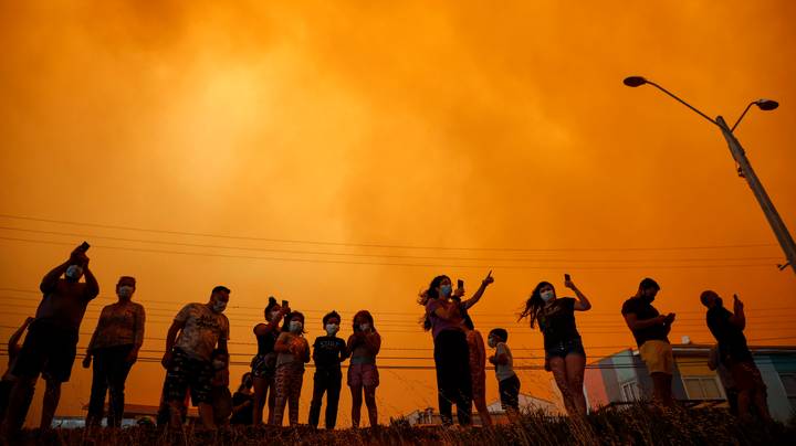 由于野火在怪异的镜头中，天空变成智利红色