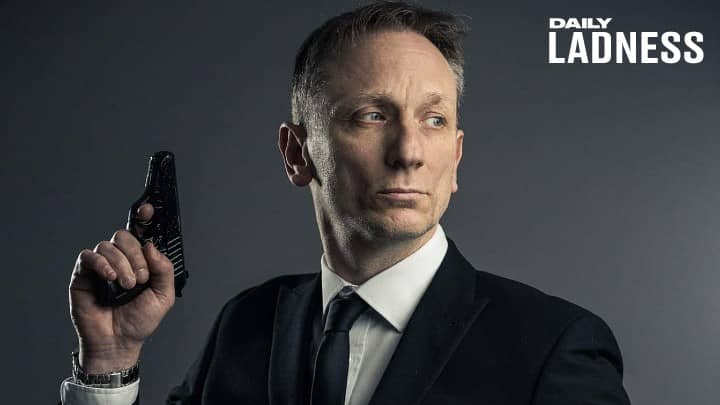 詹姆斯·邦德（James Bond）看起来不允许在没有时代，因为他看起来很像丹尼尔·克雷格（Daniel Craig）“width=