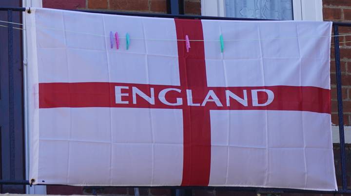 英格兰的球迷在用圣乔治的十字旗抹灰后威胁要威胁