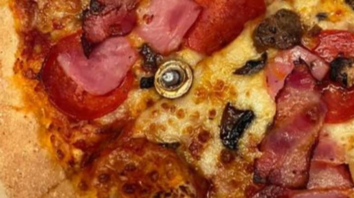 多米诺的客户在披萨上发现坚果和螺栓后感到恐惧