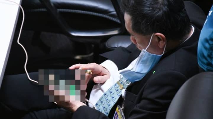 泰国一名议员在国会看色情手机被抓