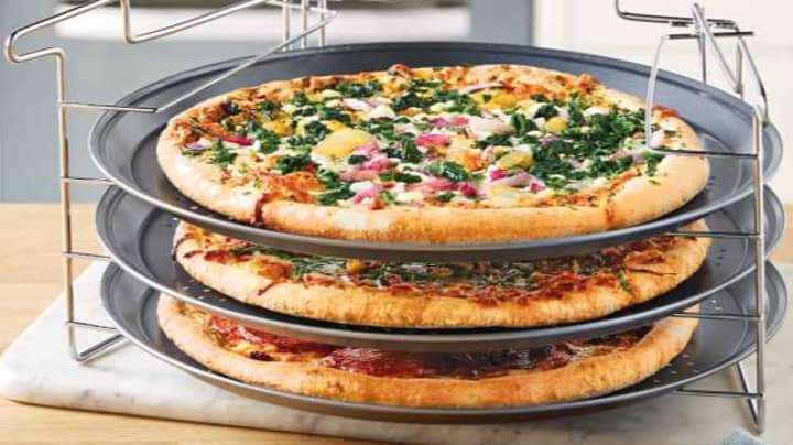 现在您可以使用Aldi的新披萨托盘一次烹饪三个披萨
