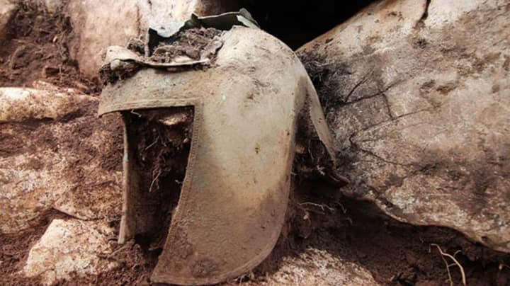 在克罗地亚坟墓中发现的希腊战士的头盔从公元前7世纪