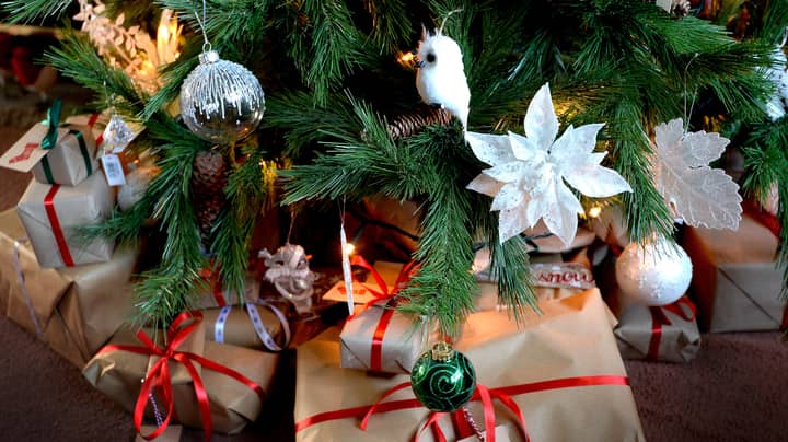 英国圣诞节联盟计划可以看到三个家庭在五天内混合