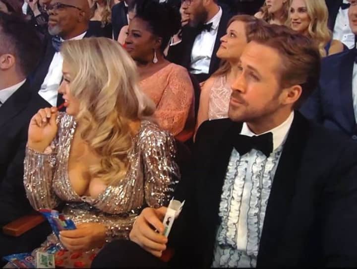 每个人都以为瑞安·高斯林（Ryan Gosling）在奥斯卡颁奖典礼上和他的姐姐约会