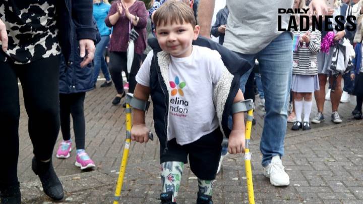 男孩，五，为NHS完成了100万英镑，以便在假肢腿上完成步行“imgWitdh=