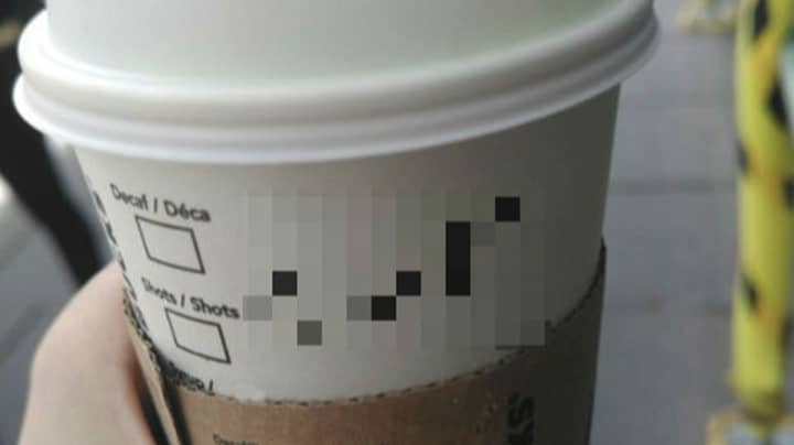 星巴克咖啡师继续在这个家伙的一次性杯子上写“ c **”“width=