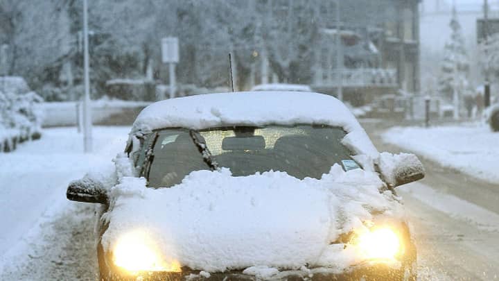驾车者需要确保他们的汽车自由下雪或冒险罚款“width=