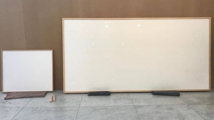 艺术家借了84,000美元，博物馆返回两个完全空白的画布