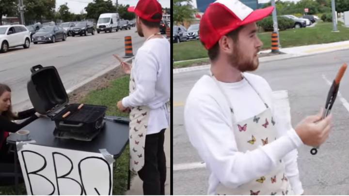 一名男子在动物权利抗议活动外烤热狗