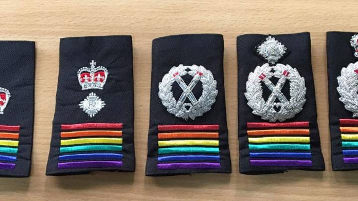 通过戴着彩虹肩徽章，英国警察部队支持LGBT社区
