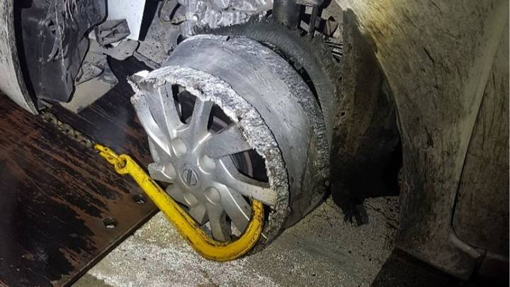 一名青少年被发现在轮辋上开车，他告诉警察他不知道怎么换轮胎