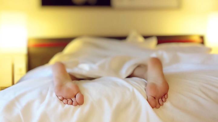 NHS医生解释了为什么你应该在睡觉时穿袜子