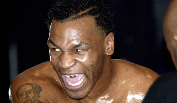 迈克·泰森（Mike Tyson）加入了克里斯·布朗（Chris Brown）vs soulja男孩名人拳击比赛“width=