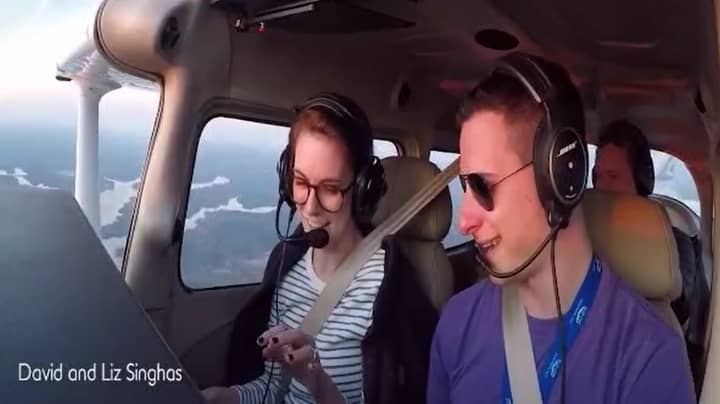 飞行员在紧急着陆飞机恶作剧后向恐怖的女友求婚