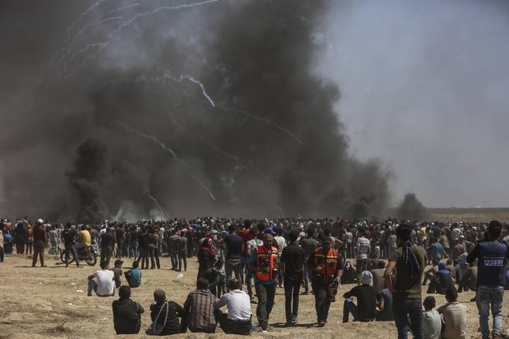 记者勉强避免加沙的狙击火和催泪瓦斯