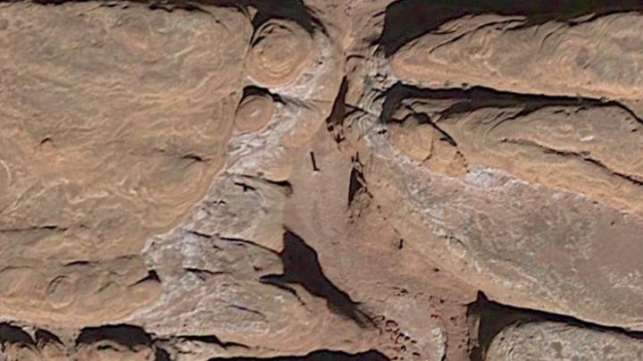 神秘的整体在Google Earth上发现的沙漠中发现了深处“width=