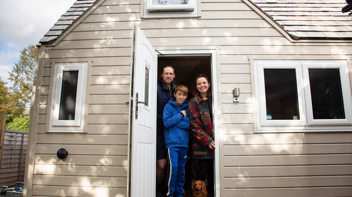 一家人搬进了这么小的小£50k房屋，无法忍受楼上