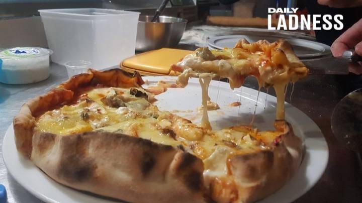法国restaurateur在顶部录制破碎的披萨，顶部有257个不同的奶酪