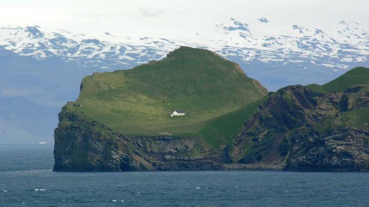 冰岛岛上​​的奇怪建筑称为“世界上最孤独的房子”“width=