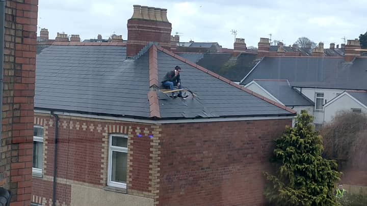 视频显示，男人试图通过屋顶砸碎警察来逃避警察