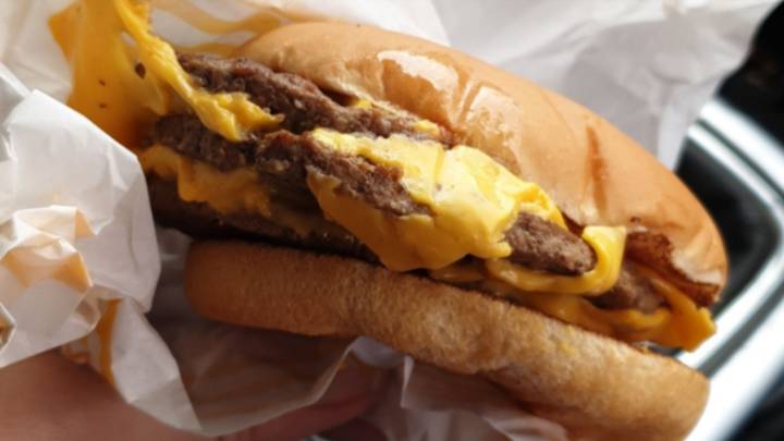 一些麦当劳的粉丝对Triple Cheeseburger感到失望“width=