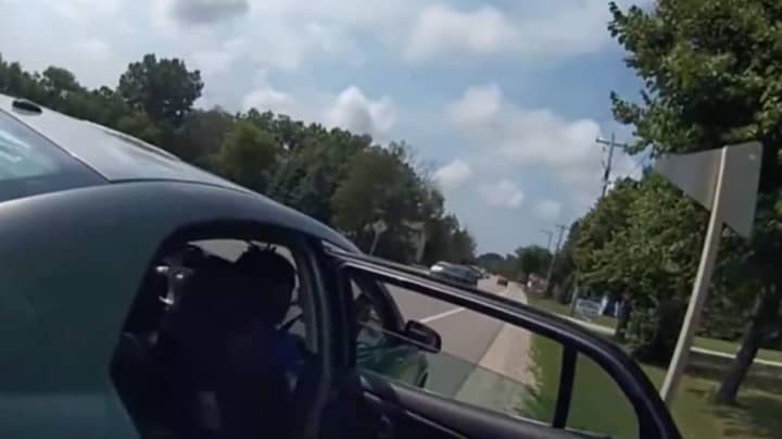 警方回应病毒式视频，即军官似乎将袋装扔进汽车