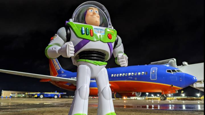 航空公司返回孩子丢失的Buzz Lightyear与他的特殊任务的照片和信件