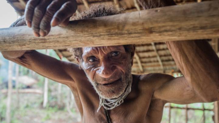 摄影师捕获难以捉摸的西巴布瓦地部落的日常生活