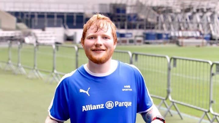 埃德·希兰（Ed Sheeran）在巴西的生日足球比赛中错过了公开进球