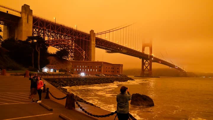 来自加利福尼亚野火的烟雾变成旧金山天空橙色“width=