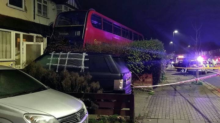 双层公共汽车坠毁进入伦敦南部的房屋