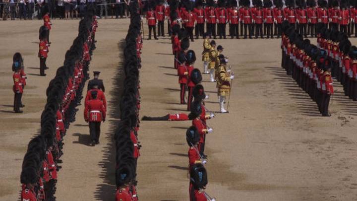 英国女王授勋仪式上，一名卫兵被拍到晕倒