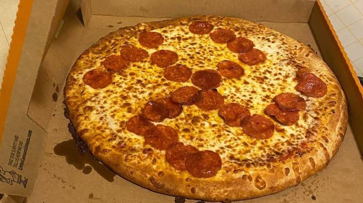 工人在夫妇找到披萨上的意大利辣香肠swastika之后被解雇