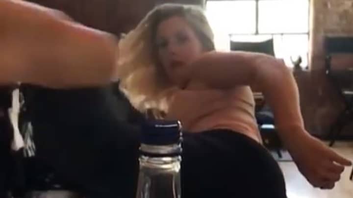 Ellie Goulding在其他名人的脚步中粉碎了瓶盖挑战