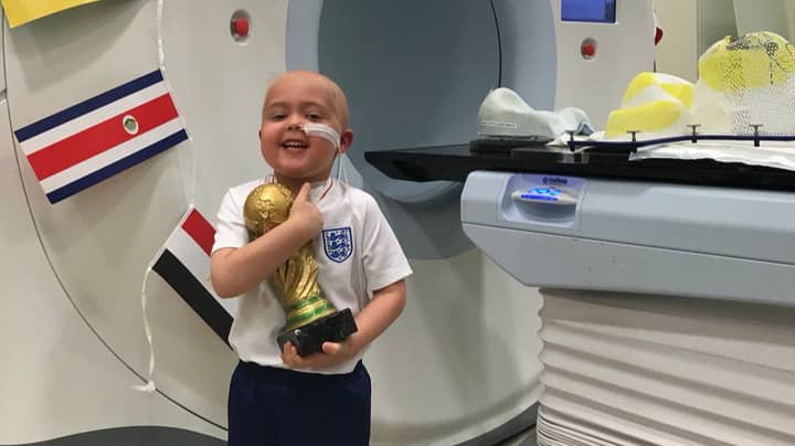 这个勇敢的小伙子在放疗后获得了自己的世界杯“width=